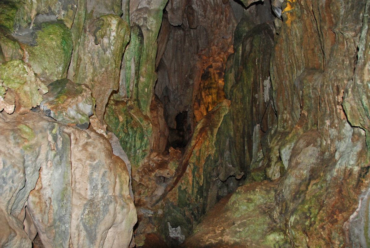 31 Cuba - Vinales - Cuevo del Indio - Colourful Rocks